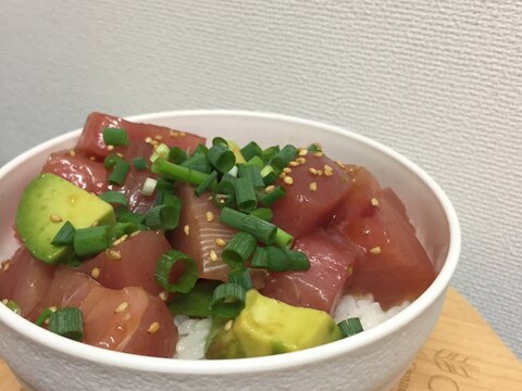 マグロとアボカドどんぶり